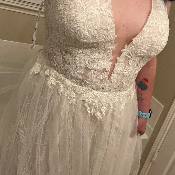 NEW & NEVER WORN David’s Bridal Wedding Dress Style WG4071, Ivory/Stone, Size 18 - Picture 8 of 10